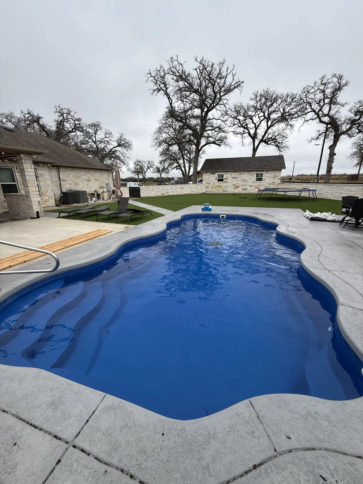 Freeform pool with fresh blue finish
